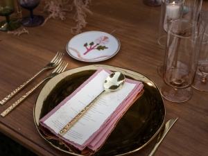 allestimento tavolo del ricevimento dopo la cerimonia all'aperto