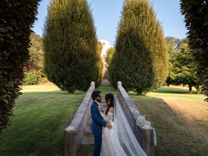 Fotografo che ritrae una coppia in posa romantica