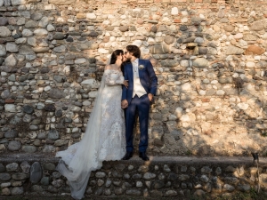 ritratto di coppia con fotografo professionista sul lago di garda