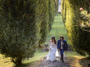 sposi durante servizio fotografcio nel parco della villa con fotografo
