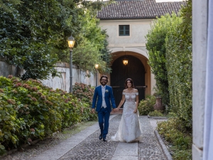 fotografo che ritrae la coppia di sposi all'ingresso del ricevimento sul lago di garda