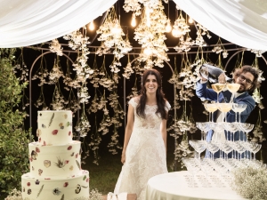 taglio della torta al matrimonio dopo la cerimonia 