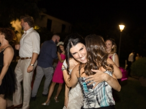 invitati che ballano con gli sposi