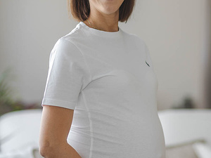 Ritratto maternità naturale in ambiente domestico