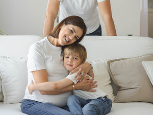 Fotografia maternità in casa con famiglia