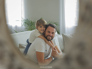 Ritratto dolce attesa in interni familiari