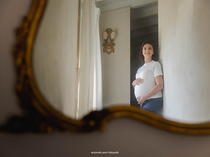 Ritratto di gravidanza in casa con atmosfera intima futura mamma