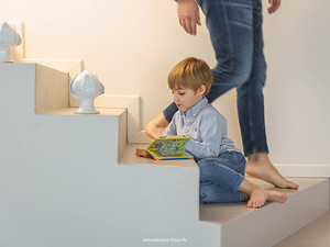 Ritratto maternità naturale in ambiente domestico