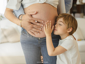 Fotografia gravidanza in casa con luce morbida