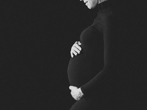 Fotografia maternità naturale realizzata a domicilio - Lago di garda