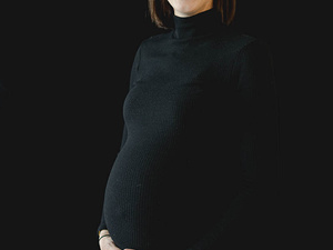 Fotografia gravidanza in casa con luce morbida