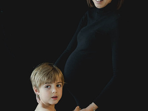 Ritratto dolce attesa in interni familiari