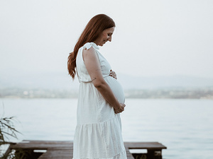 Fotografia maternità all’aperto sul Lago di Garda con luce naturale