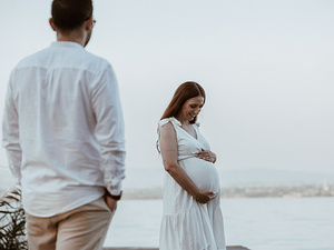 Fotografia di maternità in esterni sul Lago di Garda con luce naturale