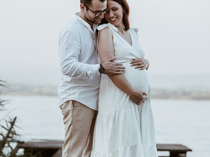 Fotografia di maternità in esterni sul Lago di Garda con luce naturale