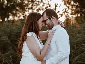 Servizio fotografico maternità in natura durante la dolce attesa