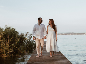 Fotografia maternità all’aperto con futura mamma in posa naturale