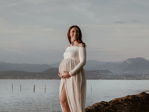 Fotografia maternità all’aperto con atmosfera intima e naturale