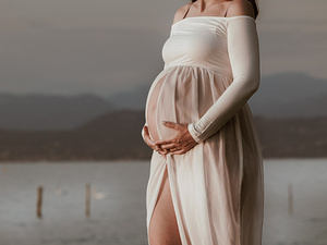 Servizio fotografico maternità in esterni ambientato nella natura