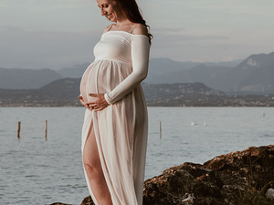 Ritratto dolce attesa in location naturale sul Lago di Garda