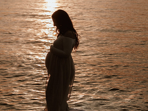 Fotografia maternità all’aperto con futura mamma in posa naturale - Lago di Garda 