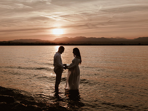 Fotografia di maternità in esterni con coppia in attesa