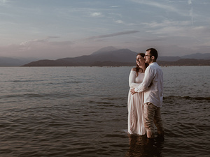 Ritratto di gravidanza all’aperto con panorama del Lago di Garda