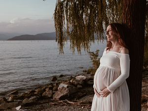 Fotografia maternità all’aperto con futura mamma in posa naturale