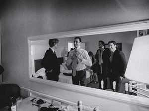 sposo durante i preparativi prima del marimonio