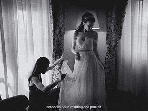 sposa indossa il velo per la cerimonia nuziale sull'isola del garda