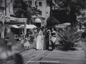 sposa con le damigelle camminano a gardone riviera prima del matrimonio