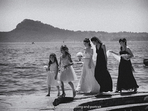 sposa arriva all'isola del garda con le damigelle