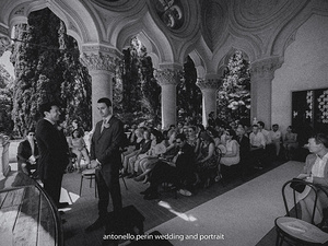 sposo attende la sposa all'altare sull'isola del garda