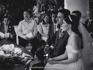 sposi durante la cerimoniai intima sull'isola del garda