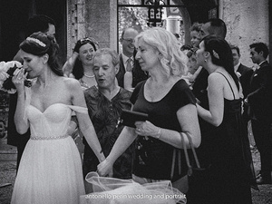 la sposa emozionata dopo il matrimonio all'isola del garda