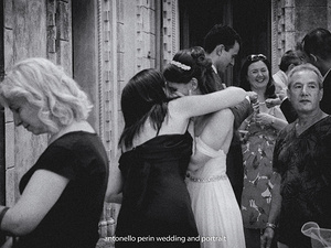 sposa abbraccia la sorella dopo la cerimonia intima sul lago di garda