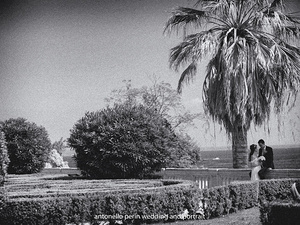 sposi nel giardino dell'isola del garda davanti al lago di garda