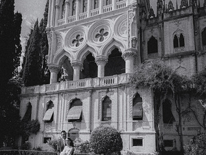 sposi davanti alla villa dell'isola del garda