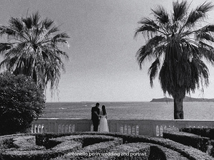 gli sposi guardano il lago dal giardino dell'isola del garda