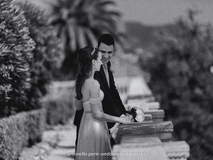 Sposa sorridente ritratta sull'isola del garda Lago di Garda matrimonio 