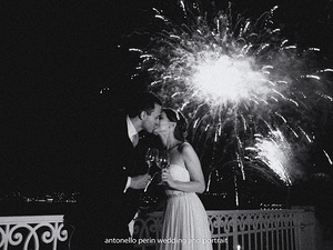 bacio degli sposi con fuochi d'artificio a gardone riviera