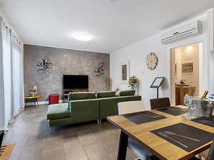 soggiorno con tavolo per casa vacanza lago di garda