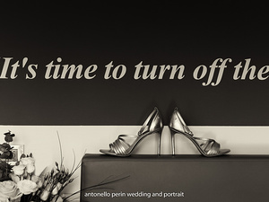 Dettagli delle scrpe della sposa, matrimonio a Sirmione presso Hotel Ideal