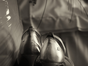 Dettagli della sposa e bouquet, matrimonio a Sirmione presso Hotel Ideal.