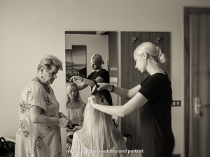 Ritratto della preparazione della sposa, fotografo matrimonio Sirmione