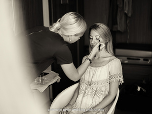 la sposa si prepara prima della cerimonia del matrimonio sul Lago di garda