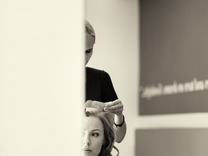 la sposa si specchia durante la preparazione per la cerimonia di matrimonio a Sirmione 