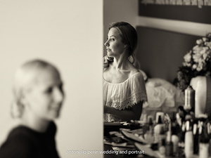 damigella della sposa pronta per i matrimonio con i fiori 