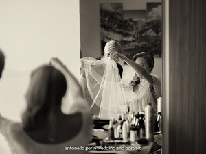 damigella sistema il velo della sposa prima del matrimonio al Lago di garda