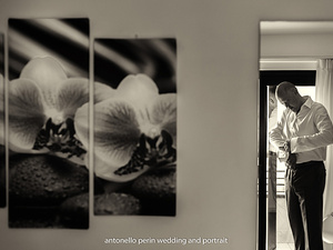 lo sposo è pronto per essere fotografato